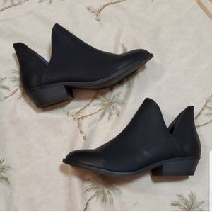 Universal Thread booties